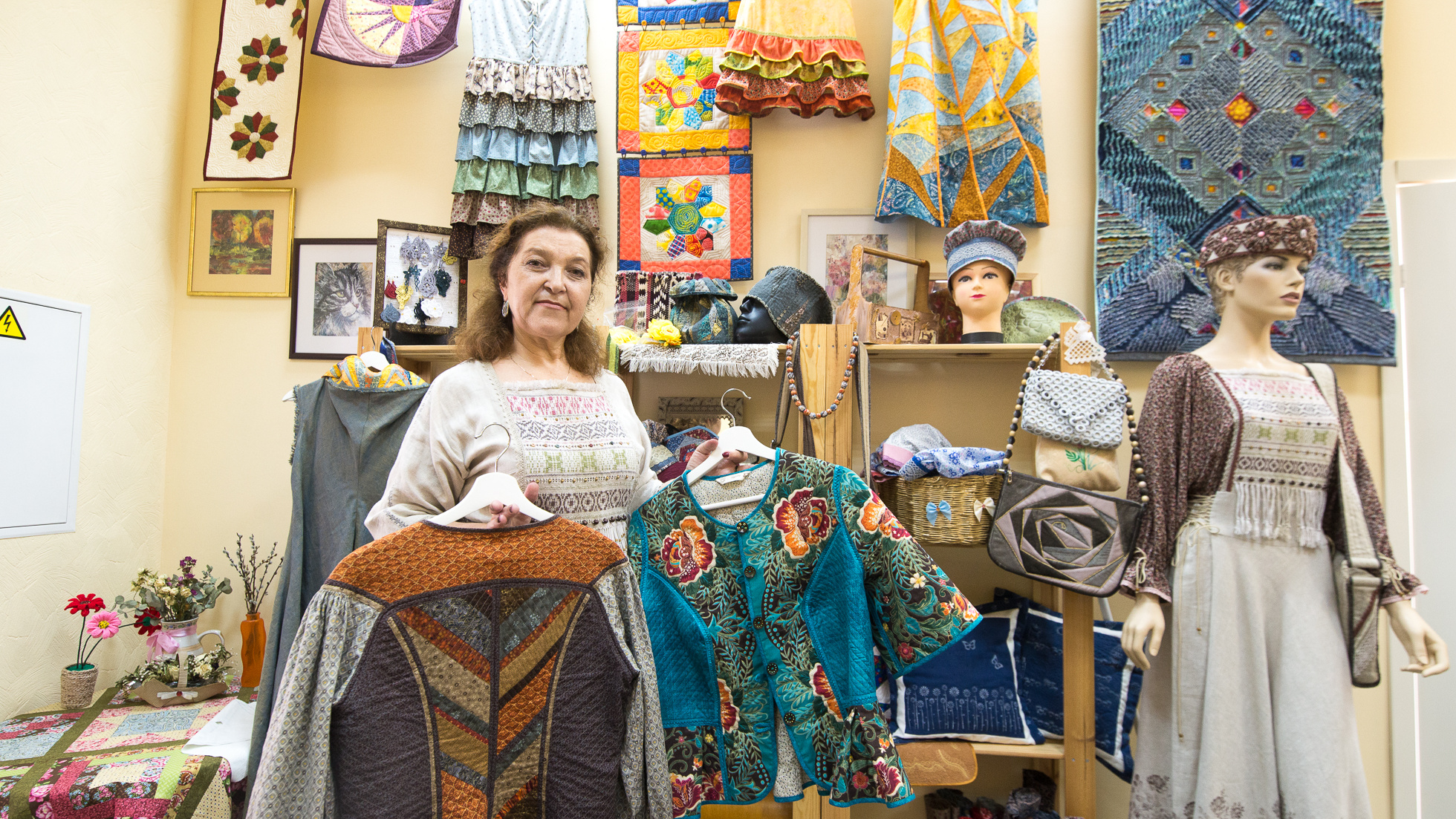 Жительница Урала 30 лет работала на заводе, а теперь создает одежду в русском стиле за десятки тысяч