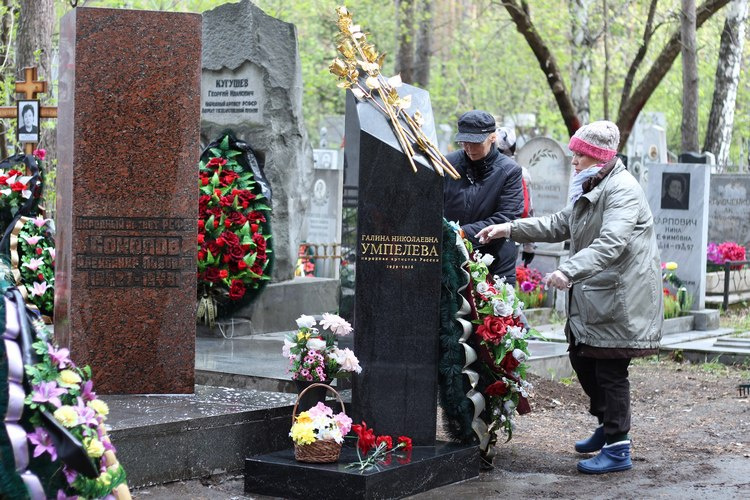 Работники Театра музыкальной комедии дважды в год проводят субботники на Широкореченском кладбище