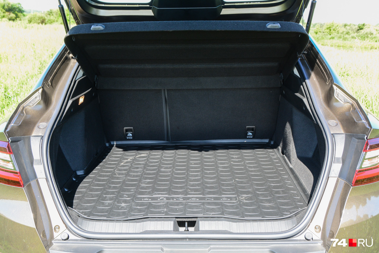 У багажника большая погрузочная площадь, но он невелик по вертикали, поэтому объём — 409 литров. У моноприводных версий багажник глубже и больше