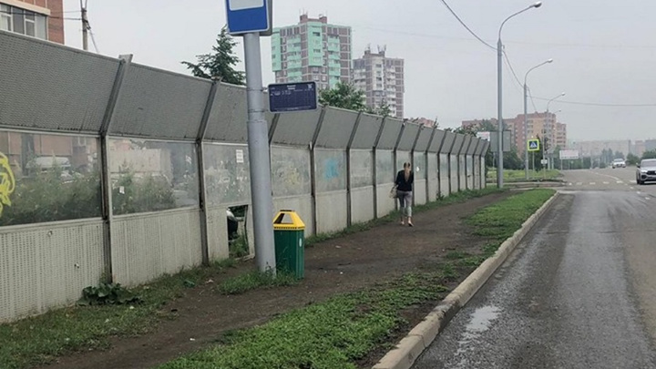 «Денег нет»: в мэрии ответили о ремонте остановки, где автобус ждут в грязи под открытым небом
