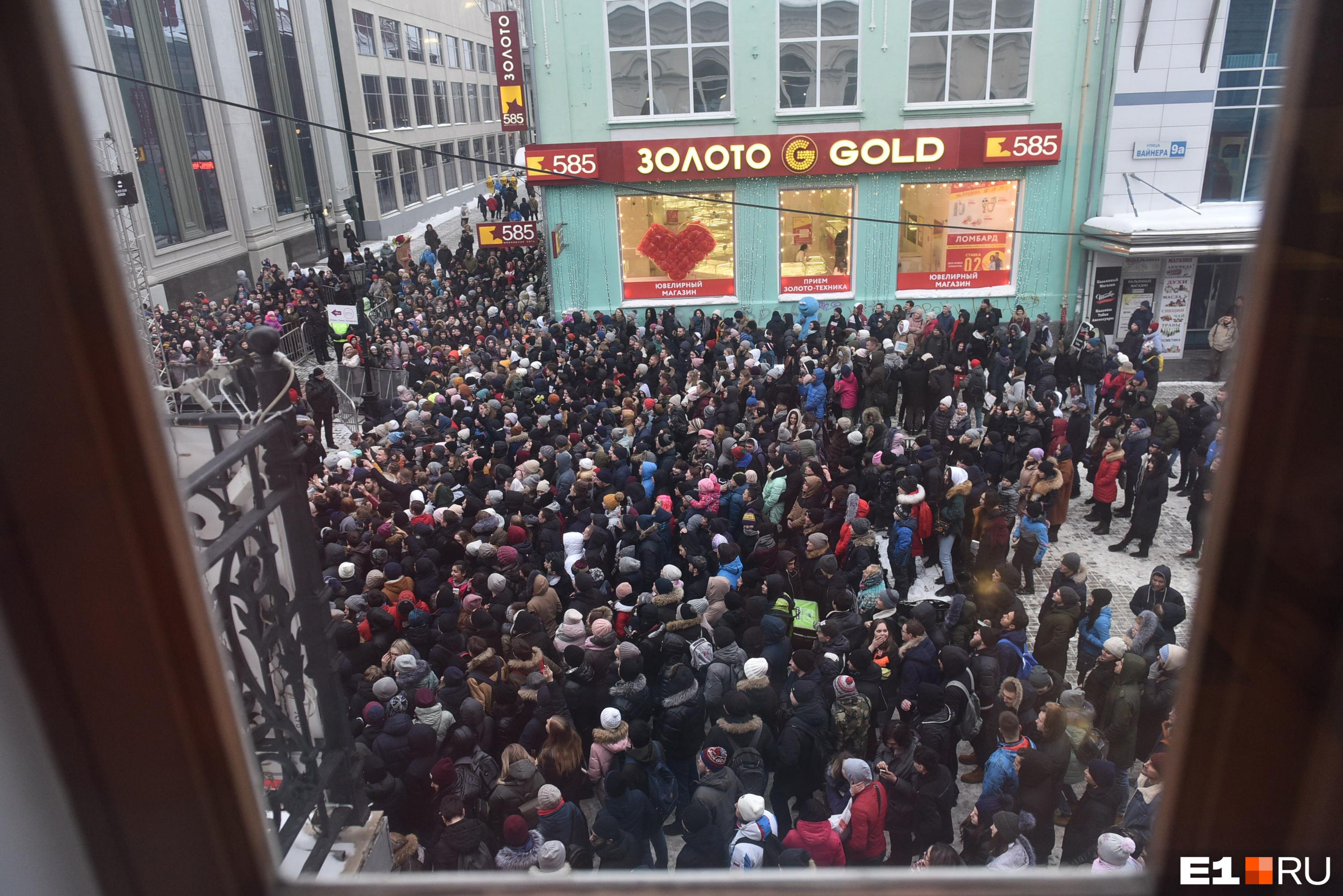 Людей, как на митинге Людей, как на митинге