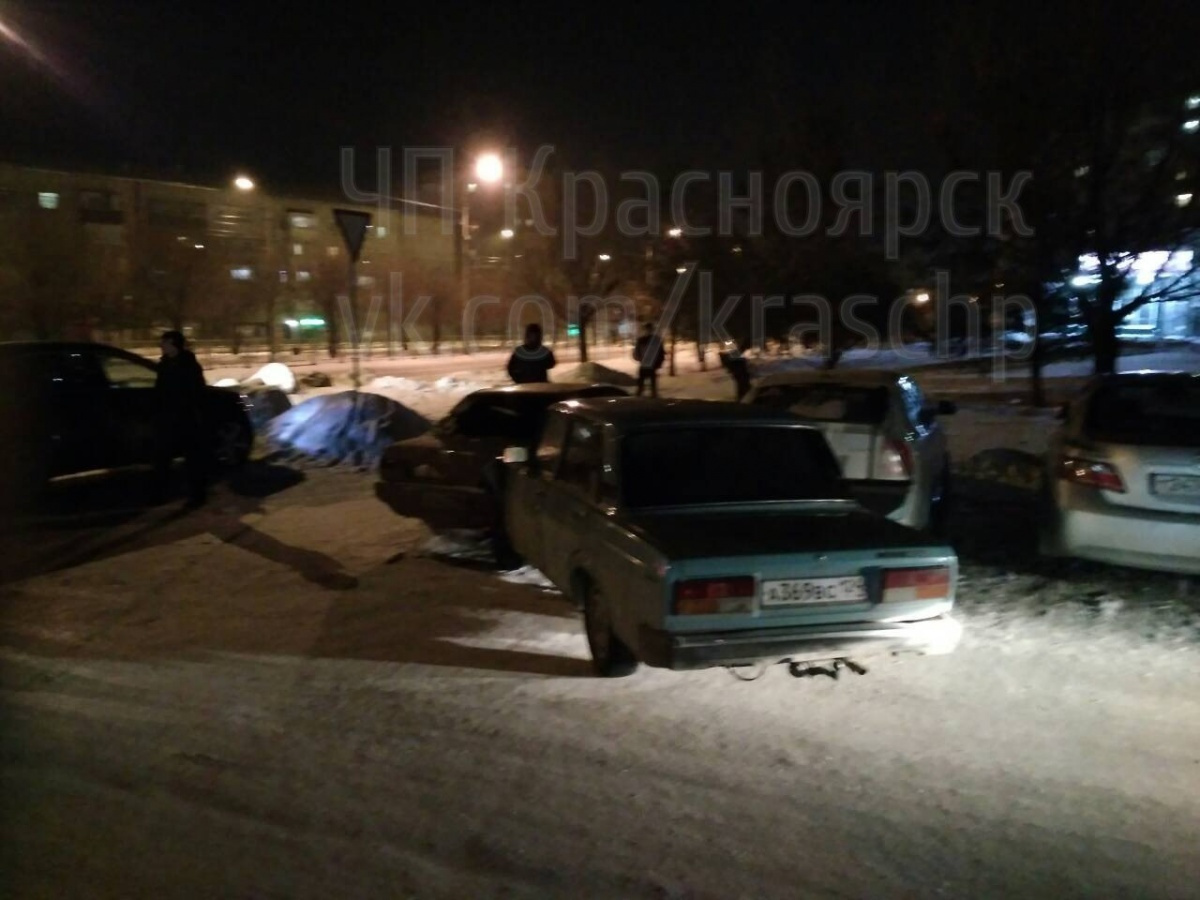 На парковке были задеты три машины На парковке были задеты три машины