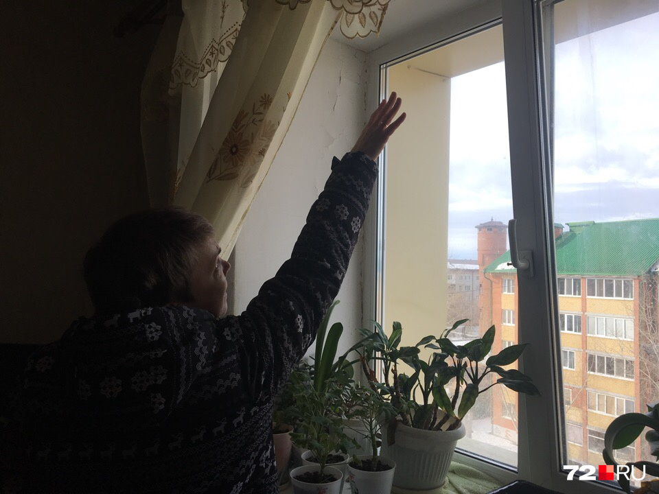 Жительница шестиэтажки на Островского, 34 показывает, как стену и окно топит из-за снега на крыше 