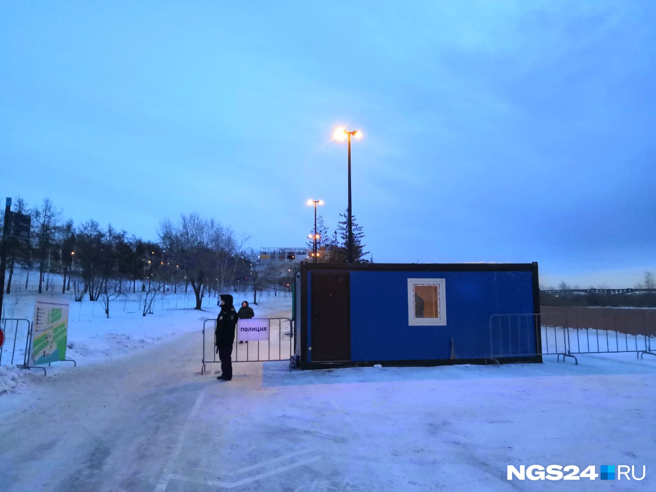 Чтобы попасть к купели в центре города, нужно пройти осмотр полиции Чтобы попасть к купели в центре города, нужно пройти осмотр полиции