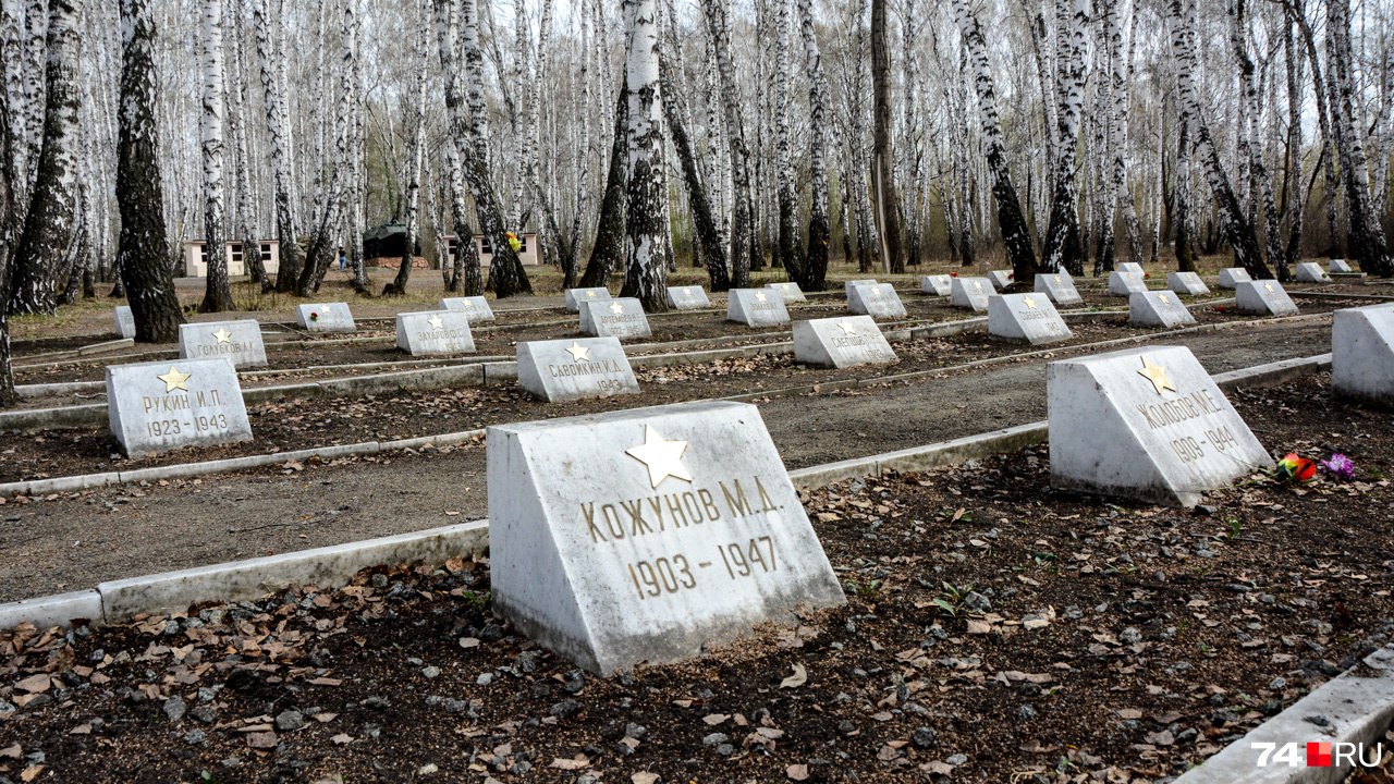 Рядом расположено кладбище, где хоронили умерших в госпиталях воинов