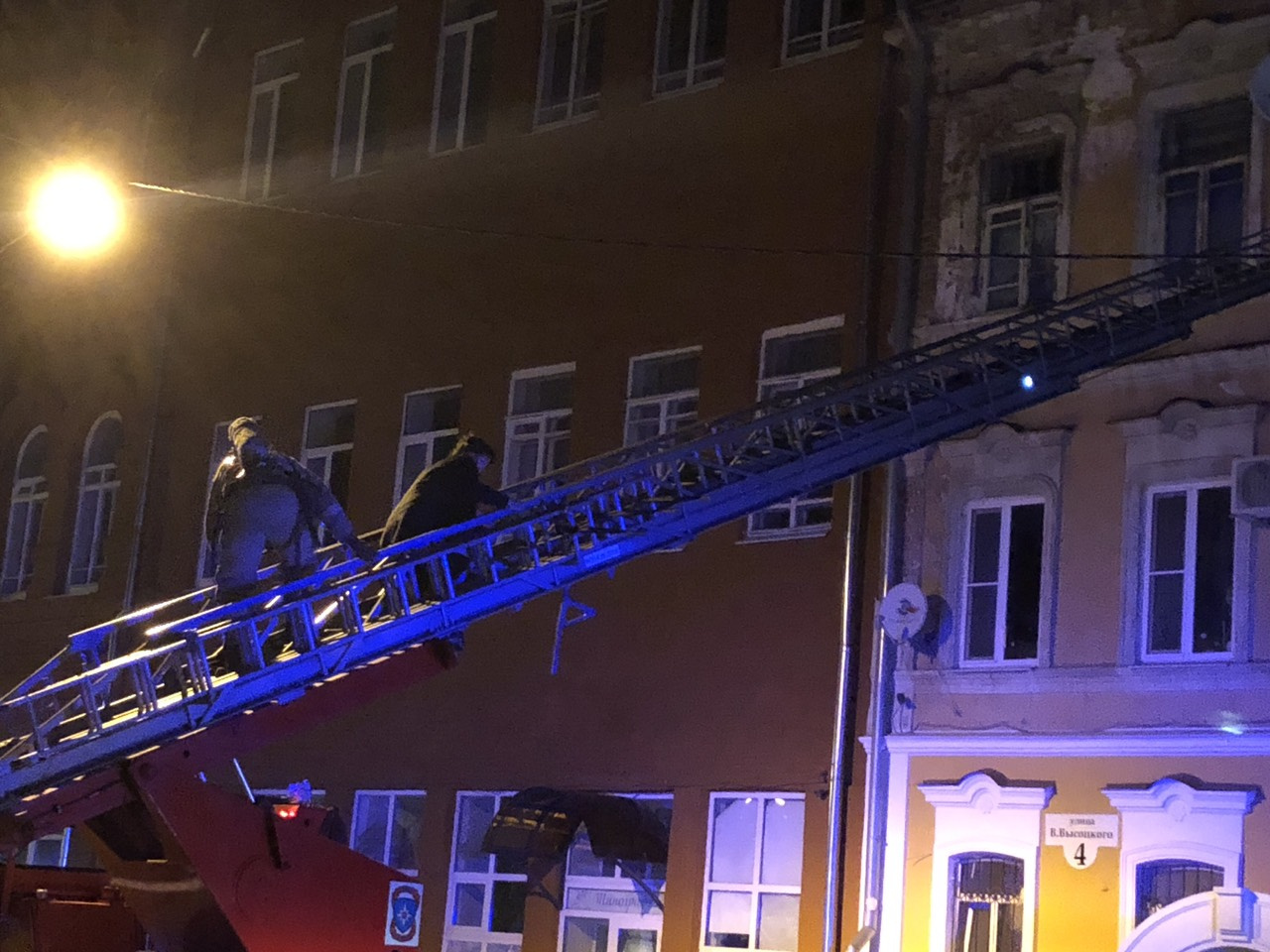 Пожарные помогали жильцам эвакуироваться