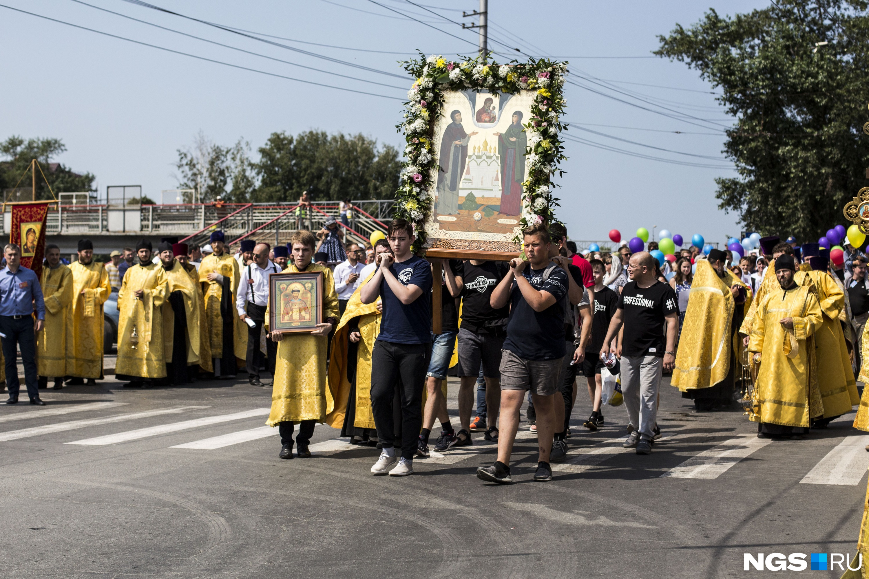 Во главе шествия верующие несли икону святых Петра и Февронии — покровителей православных семей