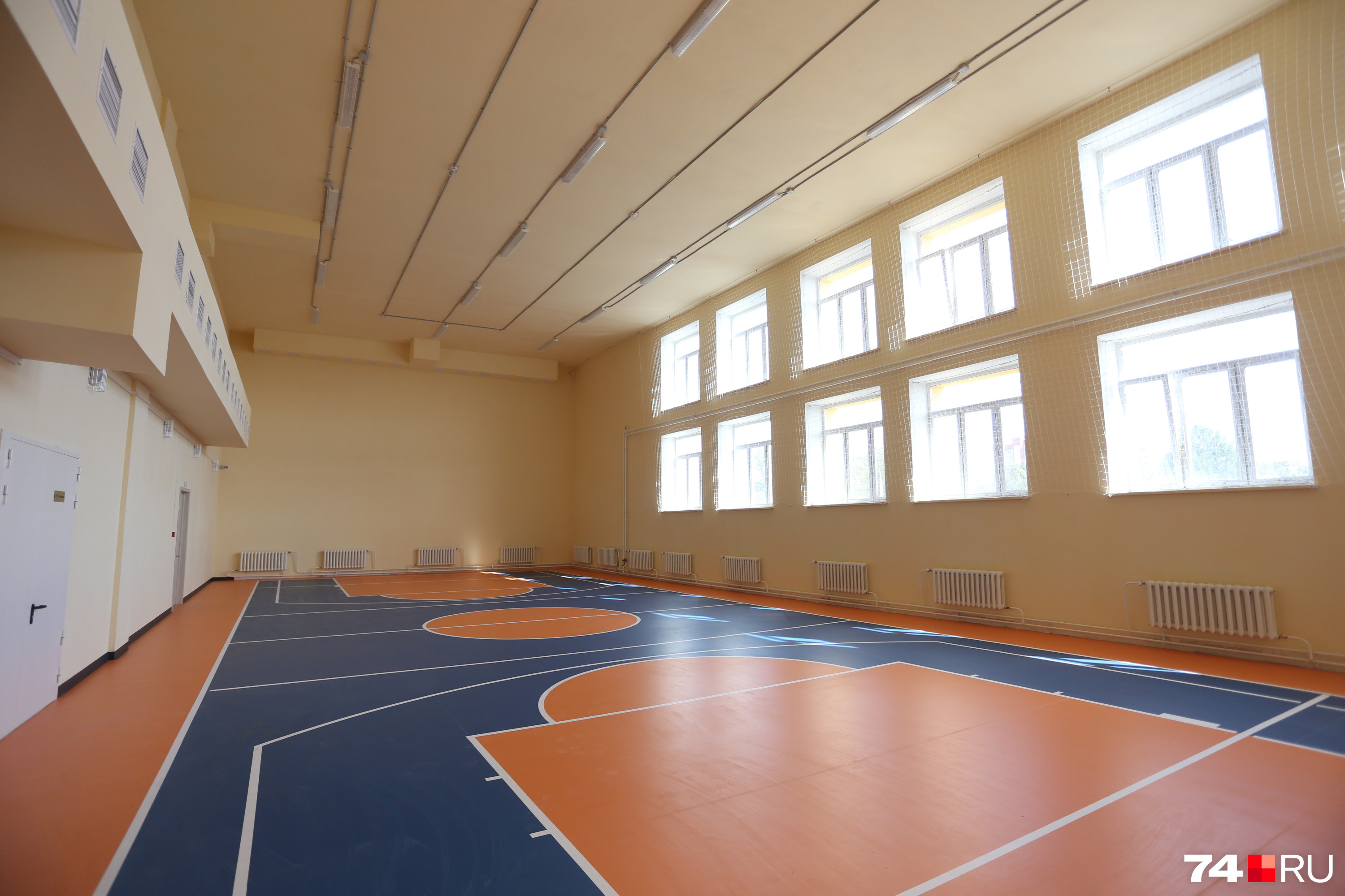 В школе два многофункциональных спортивных зала, один из которых предназначен для занятий фитнесом, аэробикой, хореографией<br>