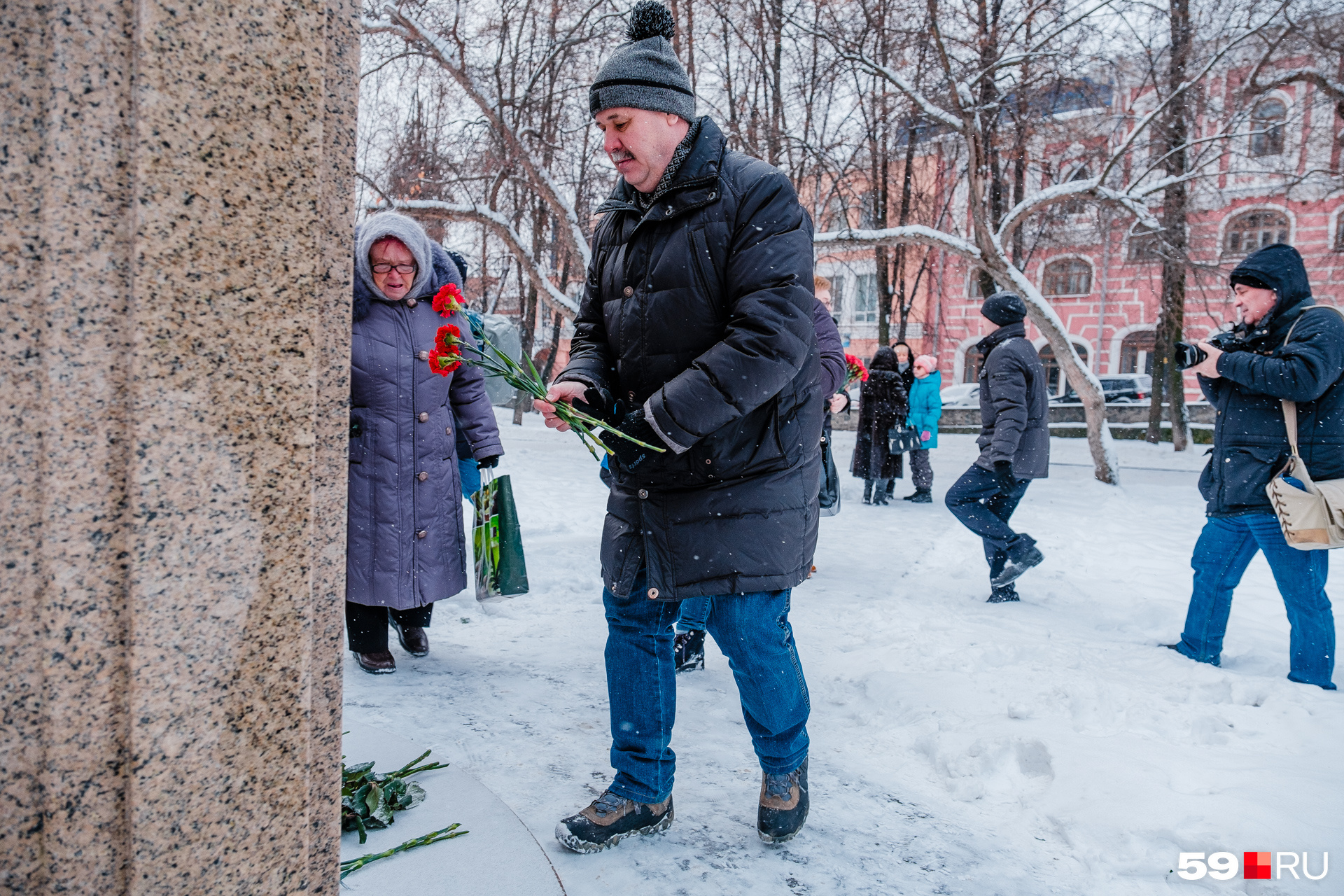 Люди пришли в сквер Уральских добровольцев, где находится памятник