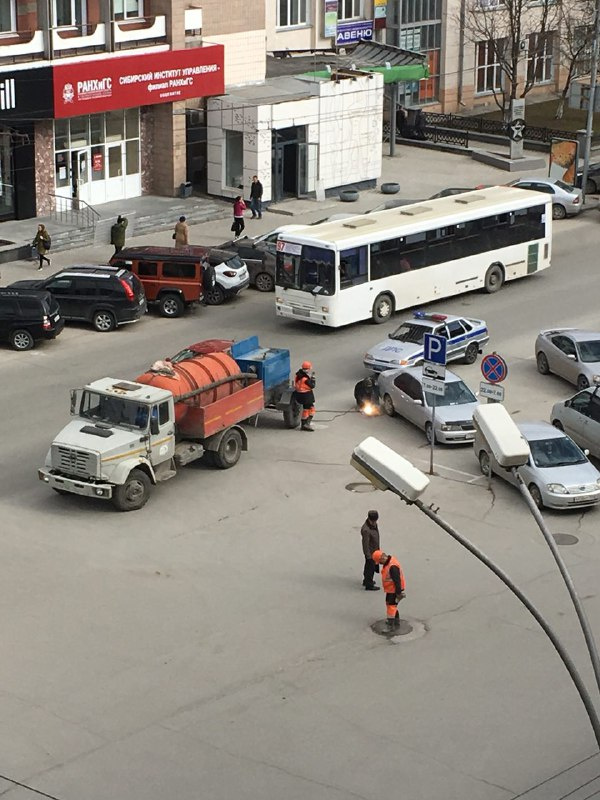 На перекрёстке заваривали люки На перекрёстке заваривали люки