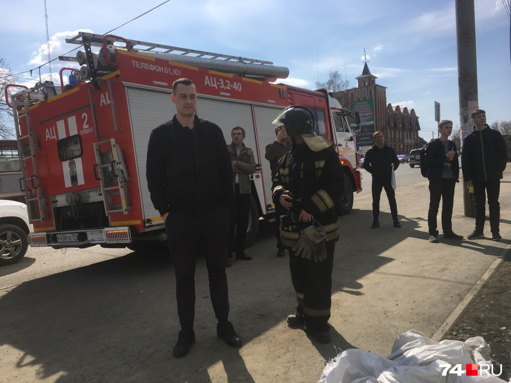 Найти тех, кто знает мужчину на крыше, пока не удалось. Все жители дома заявляют: он здесь не живёт Найти тех, кто знает мужчину на крыше, пока не удалось. Все жители дома заявляют: он здесь не живёт