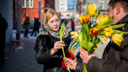 Редакция НГС раздала красивые цветы девушкам в центре Новосибирска