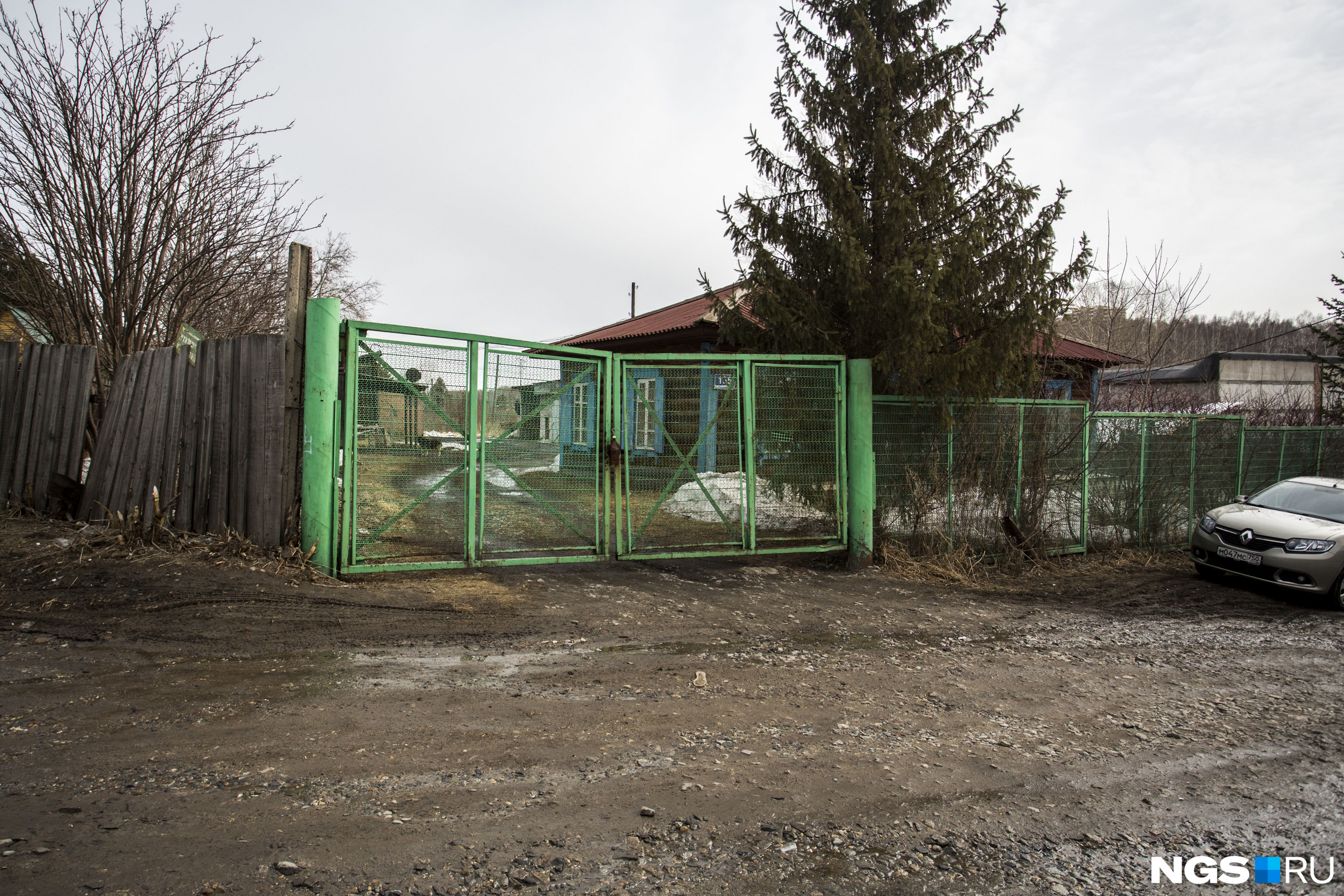 За забором — база дрессировщиков площадью почти 3 гектара, на которой гаражи и лес