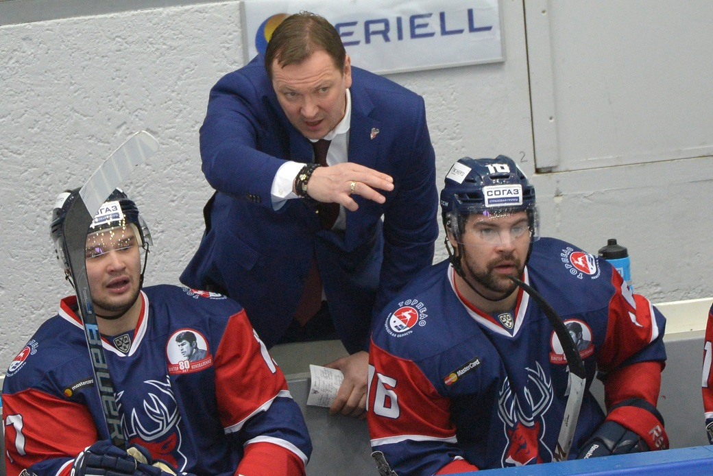Петерис Скудра (по центру) и Егор Дугин (слева) уже знакомы, и не факт, что хоккеист продолжит карьеру в «Тракторе»