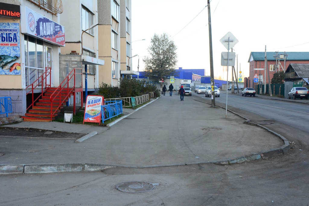 Автомобилисты смело заезжают на этот тротуар на улице Двинской Автомобилисты смело заезжают на этот тротуар на улице Двинской