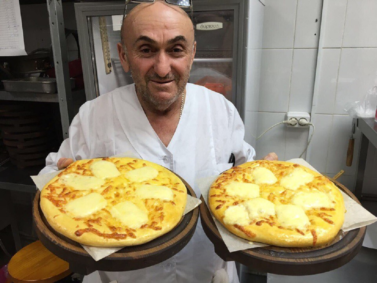 Шеф повар хачапури. Грузин с хачапури. Грузинский повар. Повар грузин. Человек хачапури.