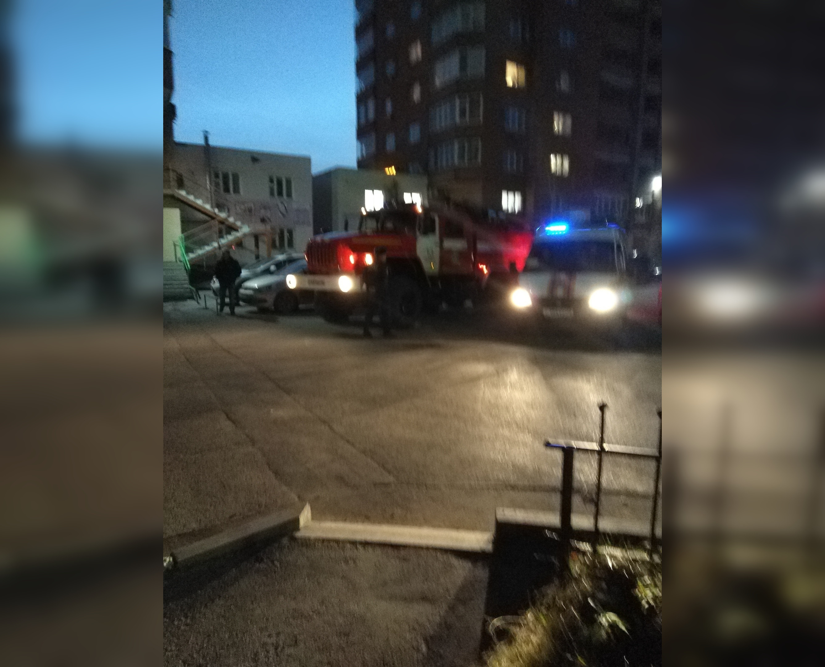 На место происшествия стянулись полицейские, сотрудники МЧС и скорой помощи, а также следователи-криминалисты На место происшествия стянулись полицейские, сотрудники МЧС и скорой помощи, а также следователи-криминалисты