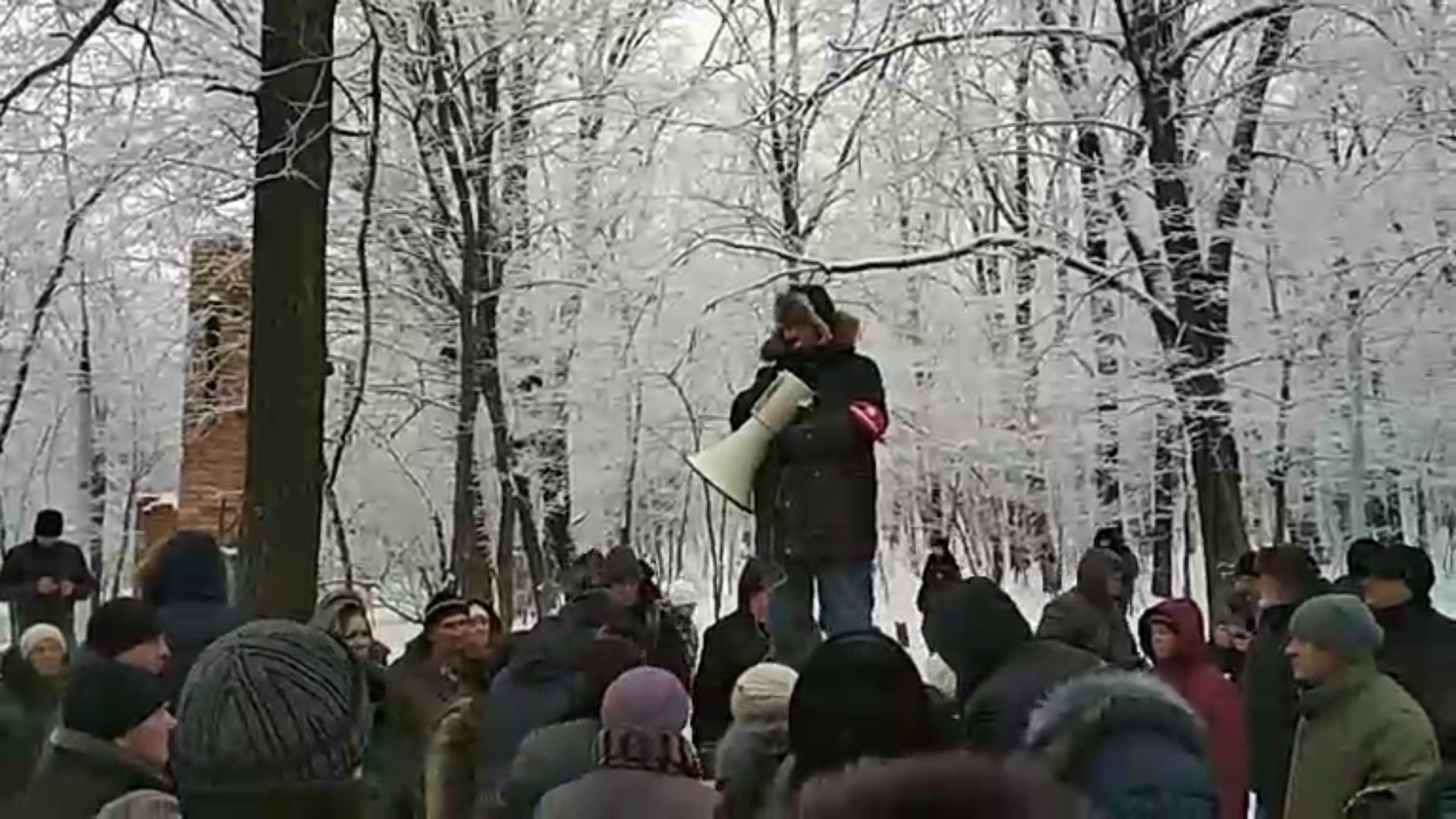 Михаил Матвеев вещал с трибуны в мегафон Михаил Матвеев вещал с трибуны в мегафон