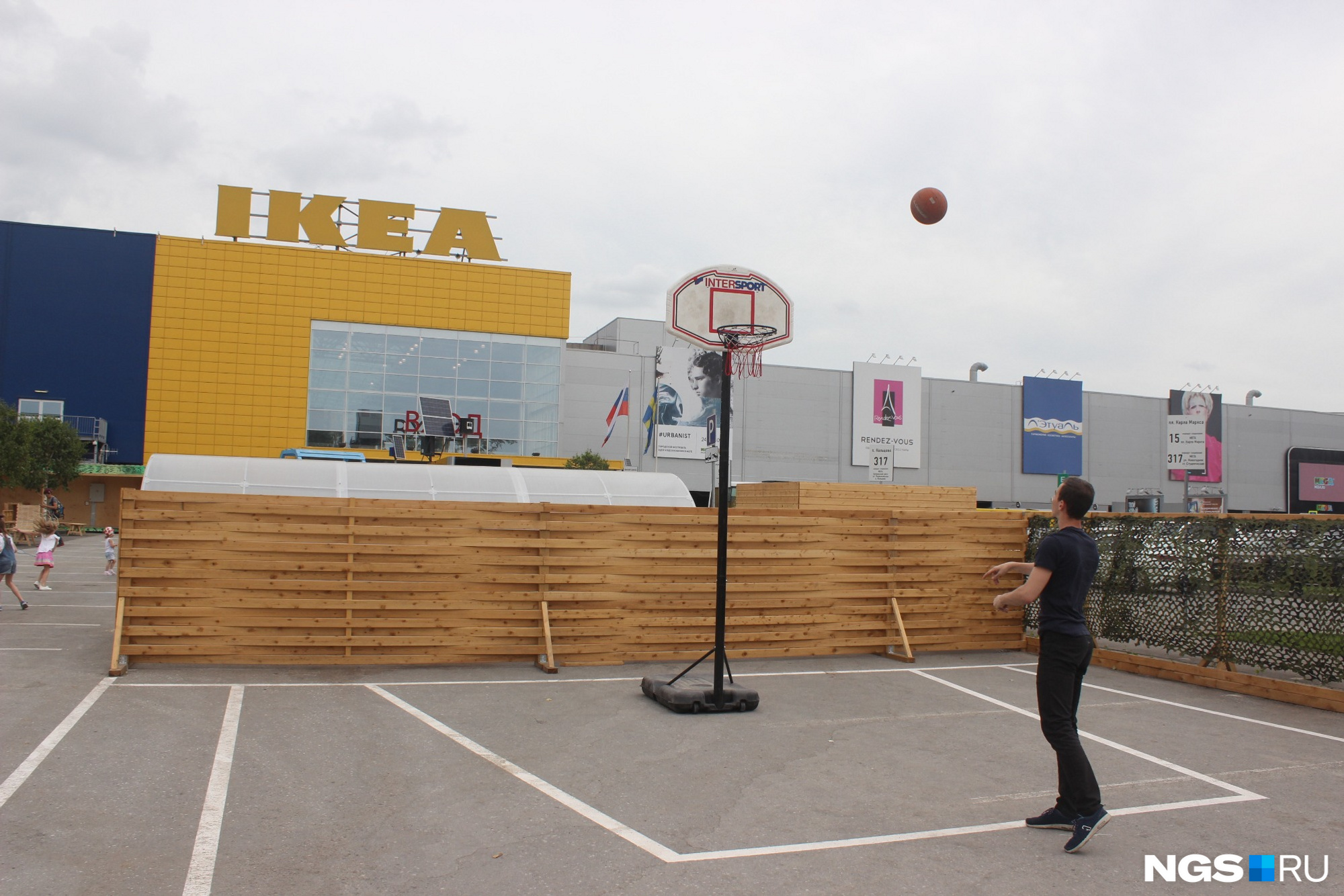 Площадка для уличного баскетбола. Фото Стаса Соколова