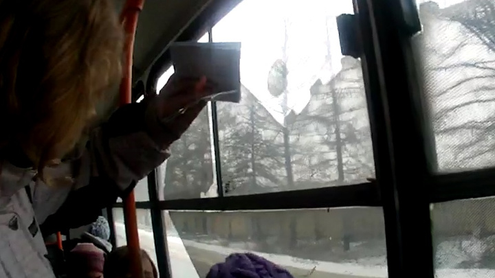 Поездка екатеринбургской школьницы, которую заставили дважды заплатить за билет, попала на видео