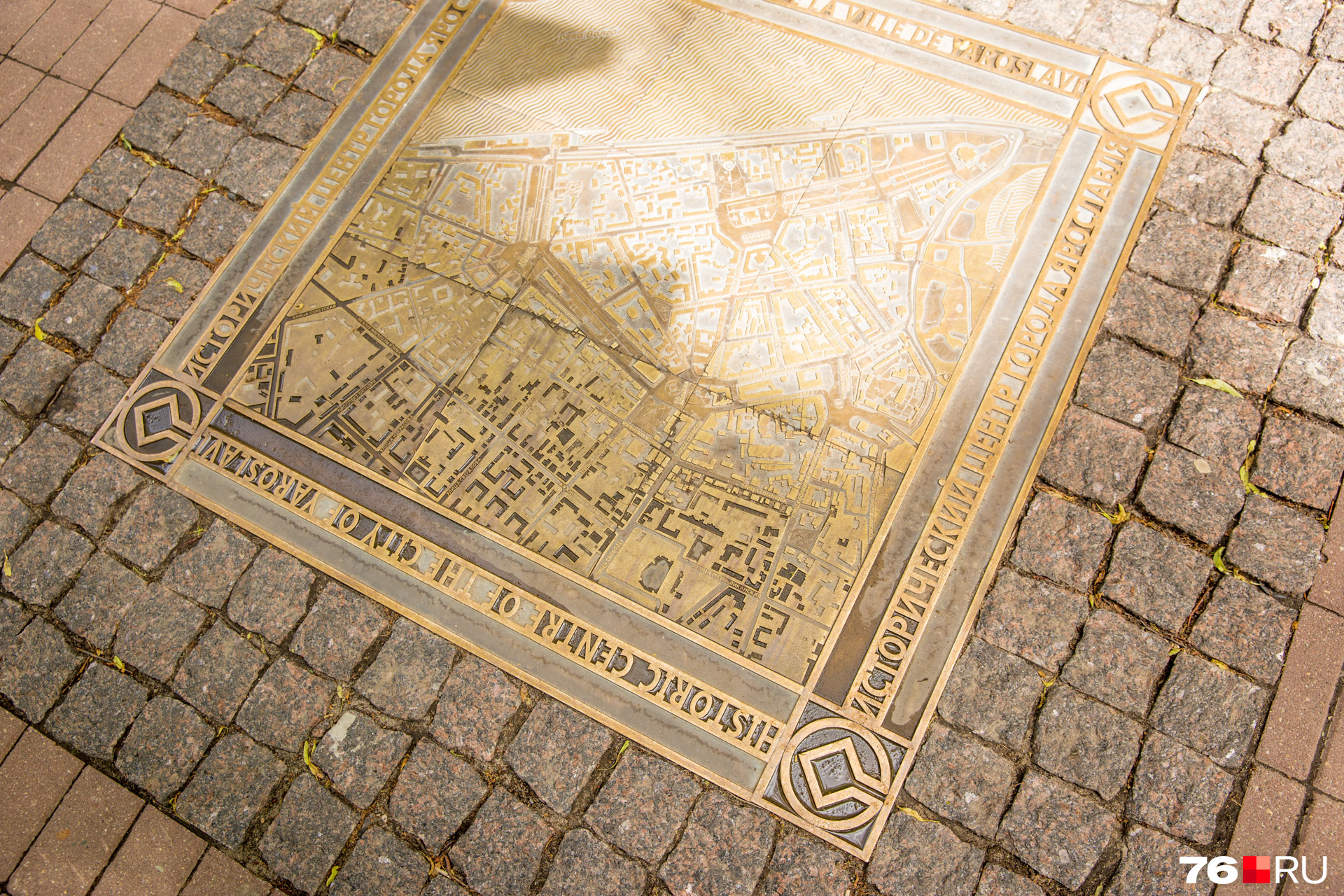 Карты исторического центра города вмонтировали в тротуары