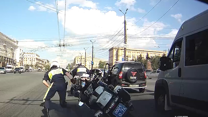 В Челябинске момент столкновения такси и мотоцикла ДПС попал на видео