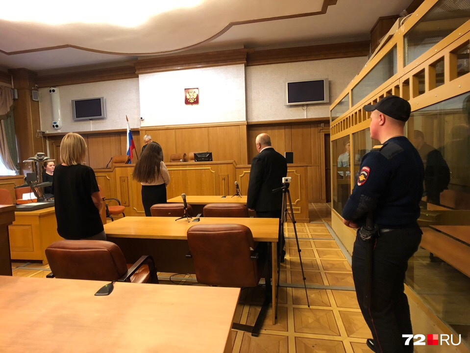 Впереди стоят адвокаты потерпевших: Вера Худайназарова и Георгий Беридзе. Со светлыми волосами и в черной кофте — мама Кристины