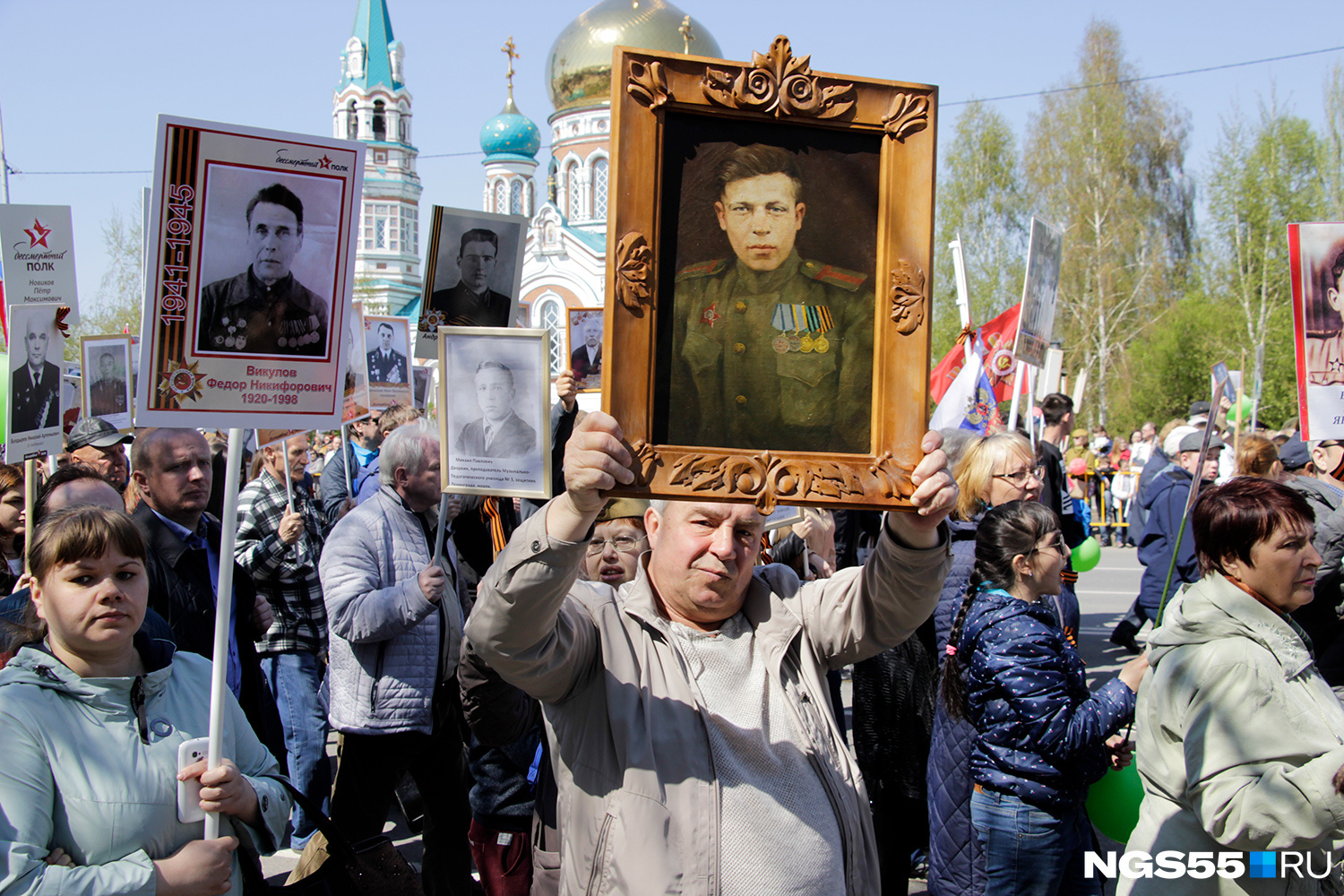 Люди шли не только со специально подготовленными транспарантами, но и с портретами или просто снимками из альбома Люди шли не только со специально подготовленными транспарантами, но и с портретами или просто снимками из альбома
