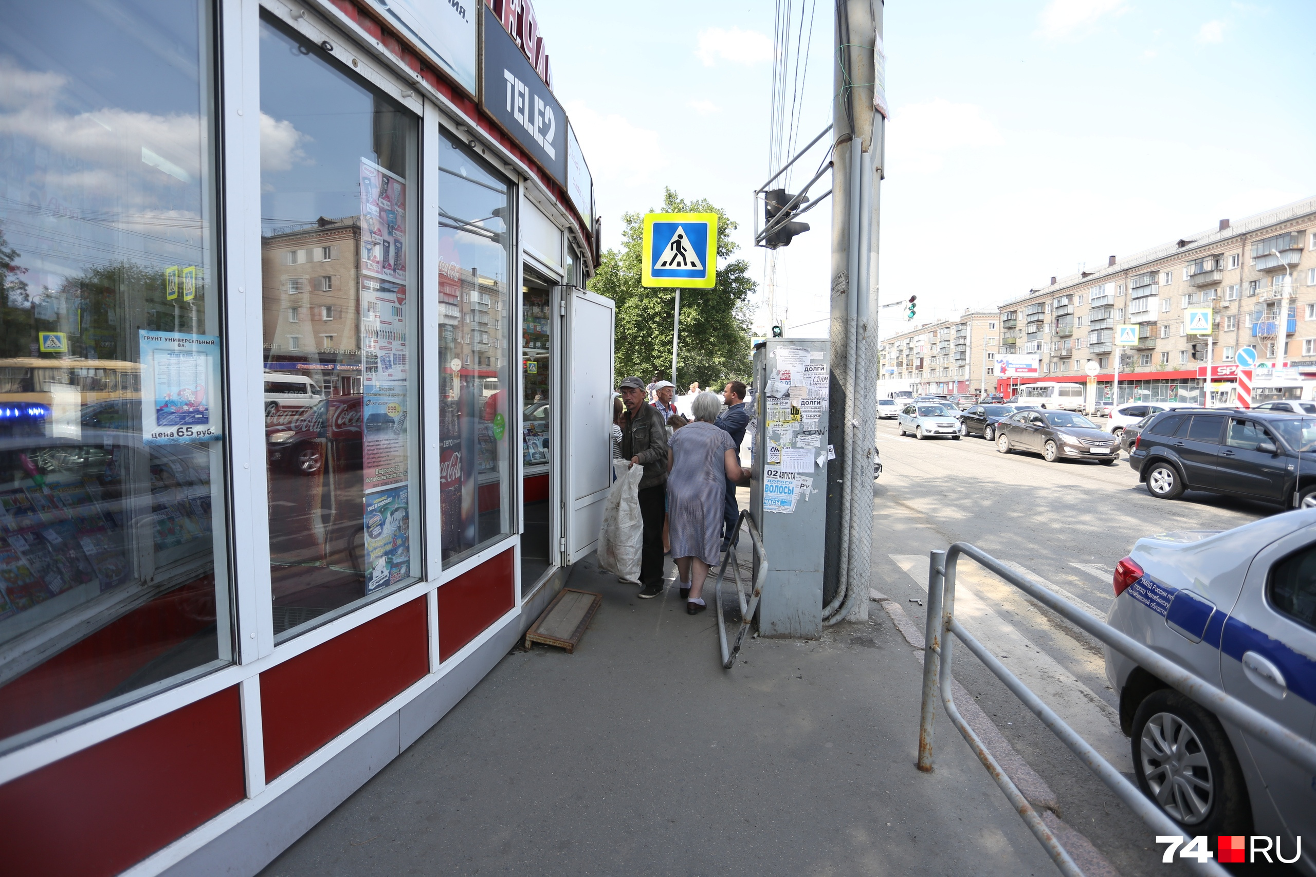 На остановке, возле которой произошла авария, пешеходный переход упирается буквально в киоск На остановке, возле которой произошла авария, пешеходный переход упирается буквально в киоск