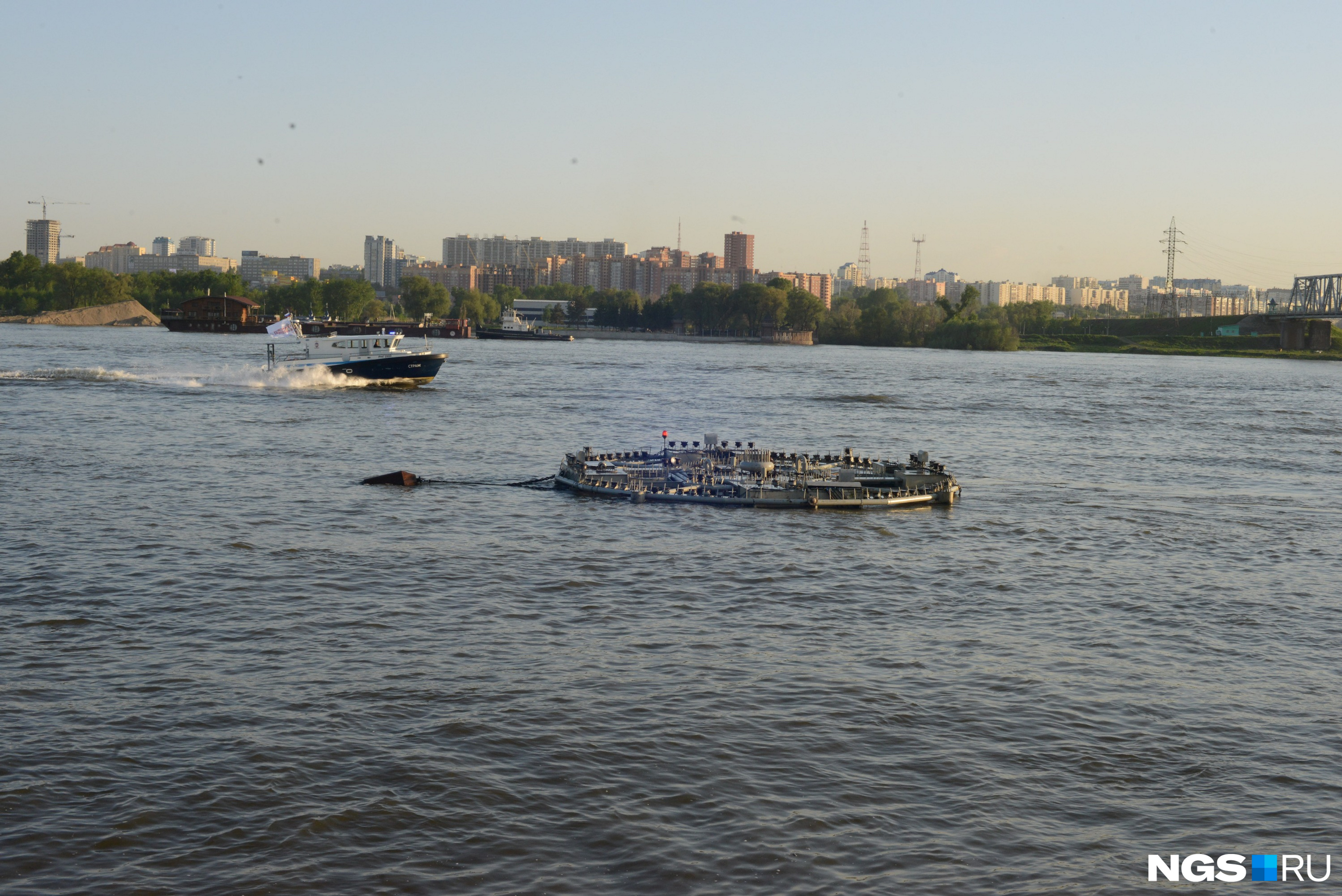 Полицейские катера промчались по Оби Полицейские катера промчались по Оби