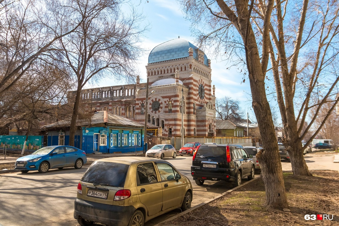 Однако с лицевой стороны синагога по-прежнему выглядит впечатляюще красивой