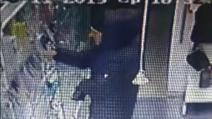 Мужчина, стащивший телефон в барбершопе в Екатеринбурге, попал на видео во время еще одной кражи
