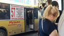 Кондуктор автобуса высадила школьников из-за неработающего терминала