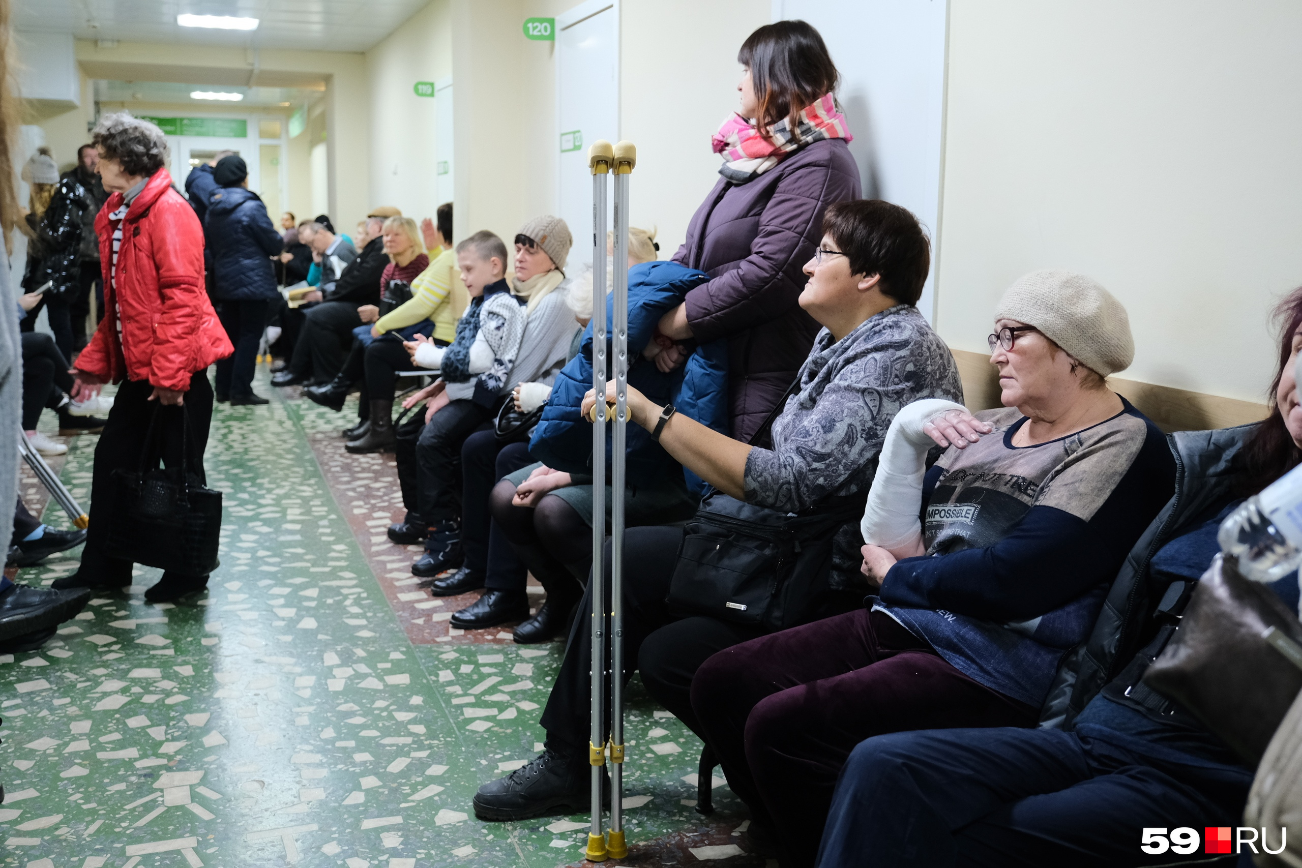 Очередь в санаторий. Очередь в травмпункте. Большие очереди в травмпунктах. Травмпункт очередь 2020. Очереди в гос учреждениях.