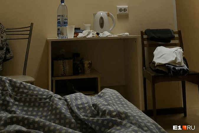 Изолятор переполнен, поэтому некоторых больных селят в комнату медсестры 