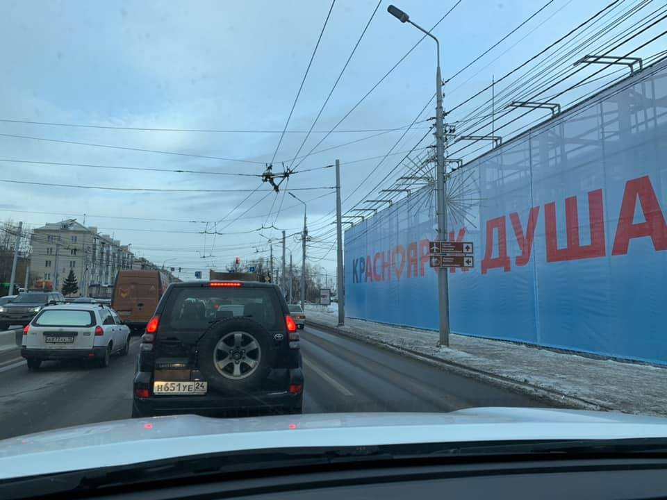 По всему городу появились заборы По всему городу появились заборы