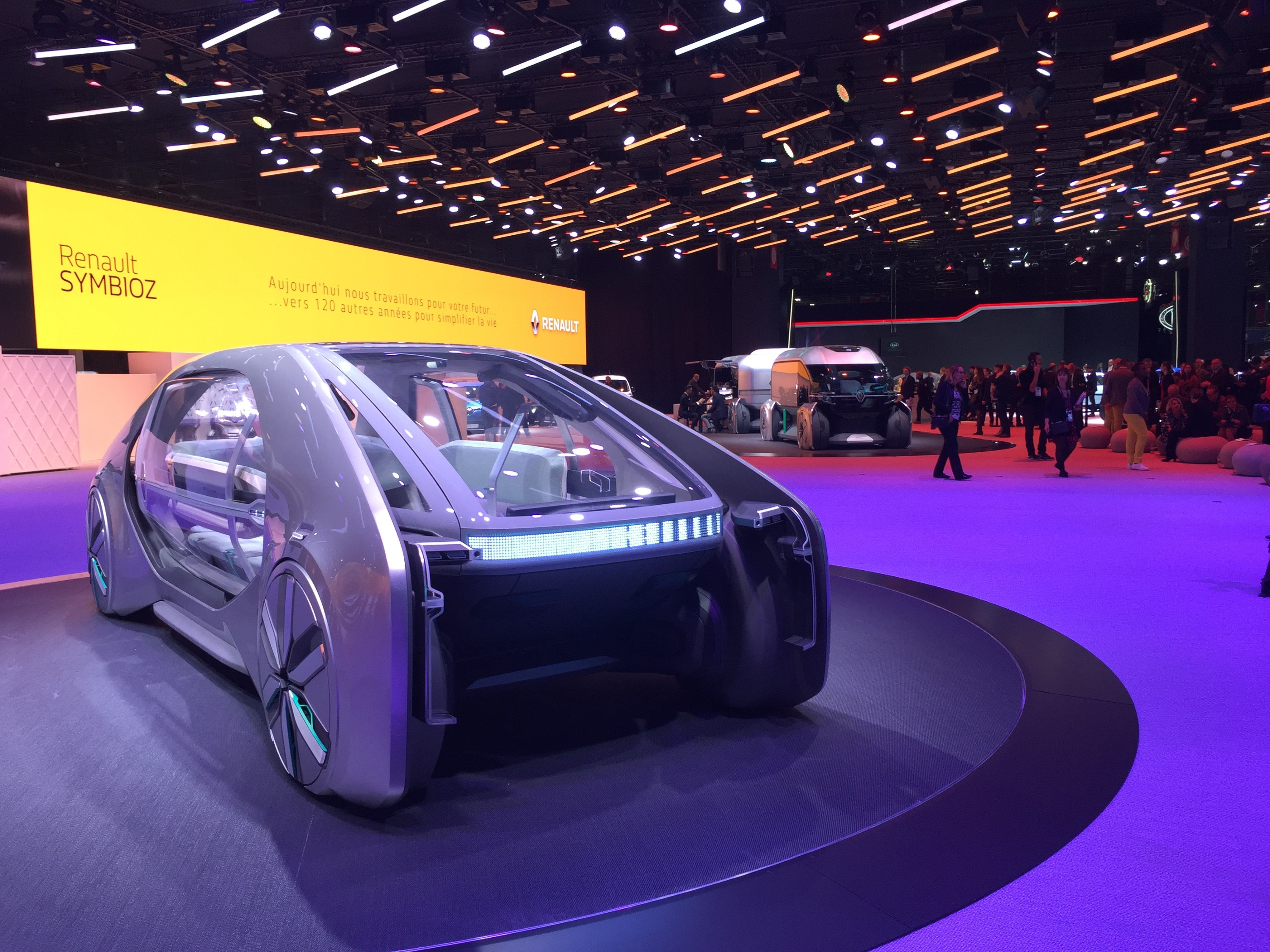 Робокар EZ-PRO и электрокар Renault Concept Spotted Ahead<br> Робокар EZ-PRO и электрокар Renault Concept Spotted Ahead<br>