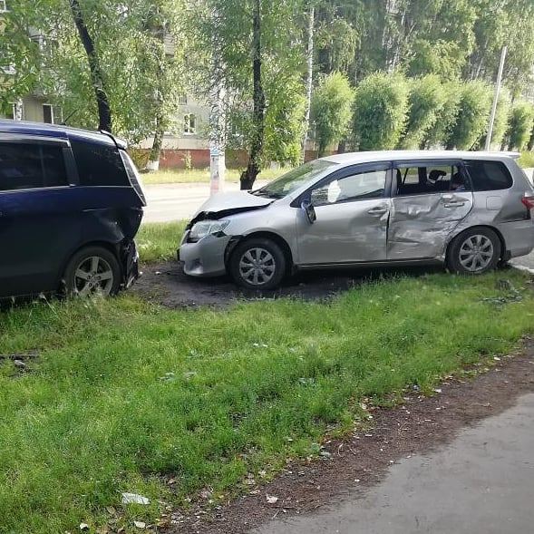 После столкновения с «Митсубиси» «Тойота» врезалась в стоящие автомобили «Опель-Корса» и «Шевроле-Нива» После столкновения с «Митсубиси» «Тойота» врезалась в стоящие автомобили «Опель-Корса» и «Шевроле-Нива»