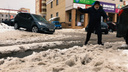 «Скорую час откапывали»: в схватке со снегом на дорогах Архангельска — люди, машины и немного власти