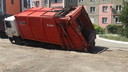 На Северо-Западе Челябинска мусоровоз провалился под асфальт из-за ремонта теплотрассы
