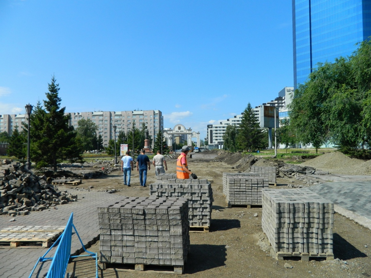 Работы ведутся на площади к БКЗ и ниже, возле служебного входа в концертный зал. Работы ведутся на площади к БКЗ и ниже, возле служебного входа в концертный зал.