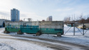 Детство строгого режима: детскую площадку на Титова обнесли бетонным забором
