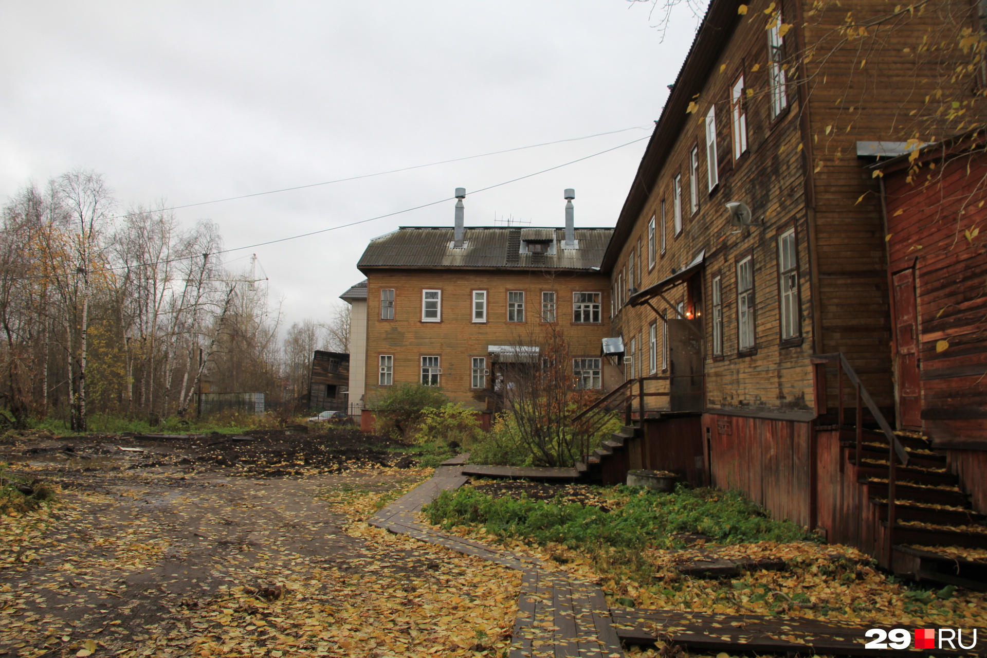 Деревянные тротуары сохранились во многих дворах Архангельска
