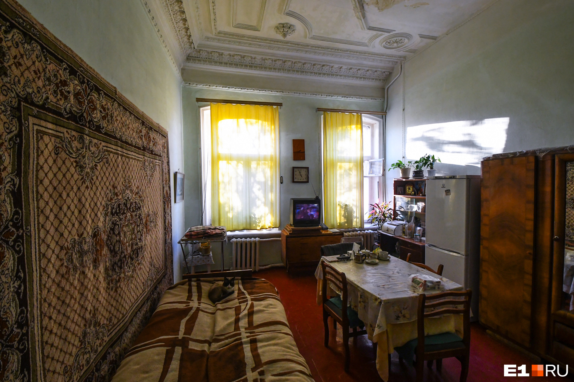 Крохотная квартира Алевтины Михайловны с шикарным потолком