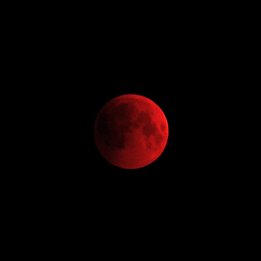 Кроваво-красная Луна. Когда она покраснела в прошлый раз, её <a href="https://www.e1.ru/news/spool/news_id-65096321.html" target="_blank" class="_">сравнивали с Оком Саурона</a>