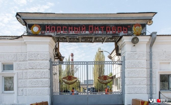 «Комбинат работает беспрерывно и посменно» «Комбинат работает беспрерывно и посменно»