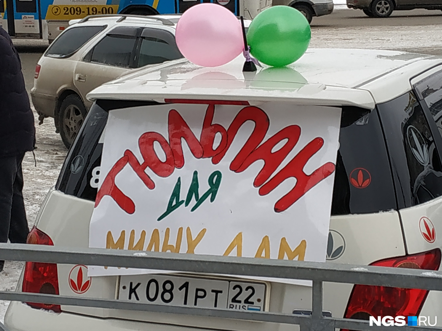 Продавцы тюльпанов стараются красочно и оригинально прорекламировать свой товар, чтобы привлечь внимание потенциального покупателя Продавцы тюльпанов стараются красочно и оригинально прорекламировать свой товар, чтобы привлечь внимание потенциального покупателя