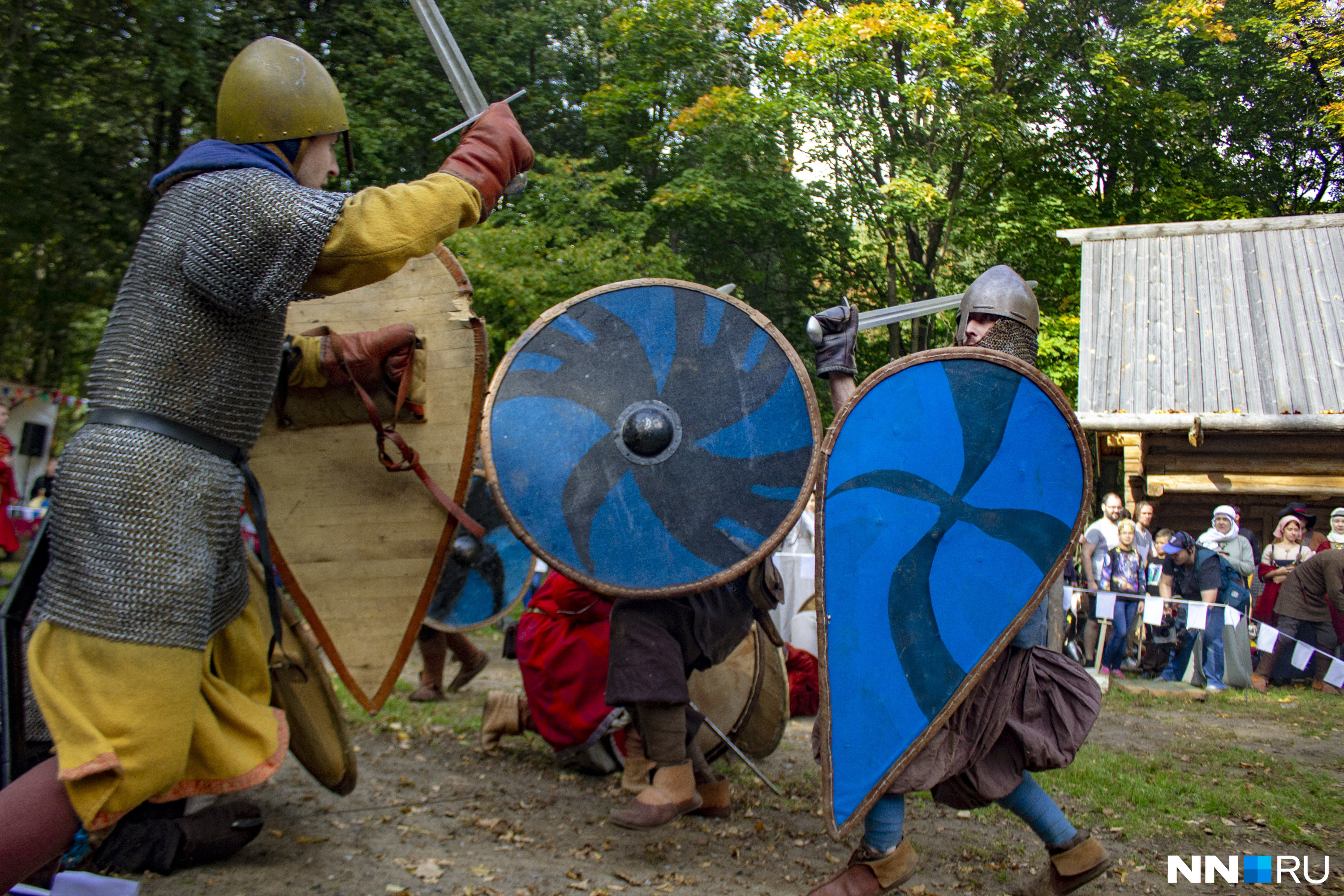 После рыцарей и всадников на ристалище выходят викинги