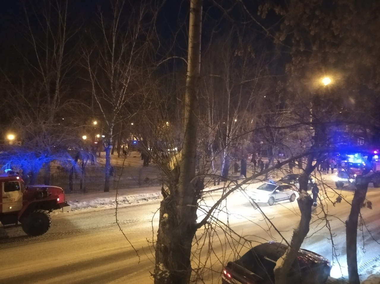 Пожарные машины окружили дом Пожарные машины окружили дом