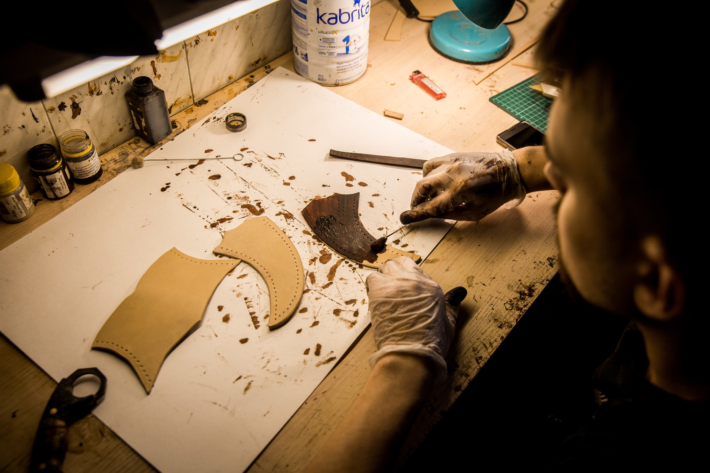 В одном из помещений мастерской работают кожевники, которые изготавливают ножны
